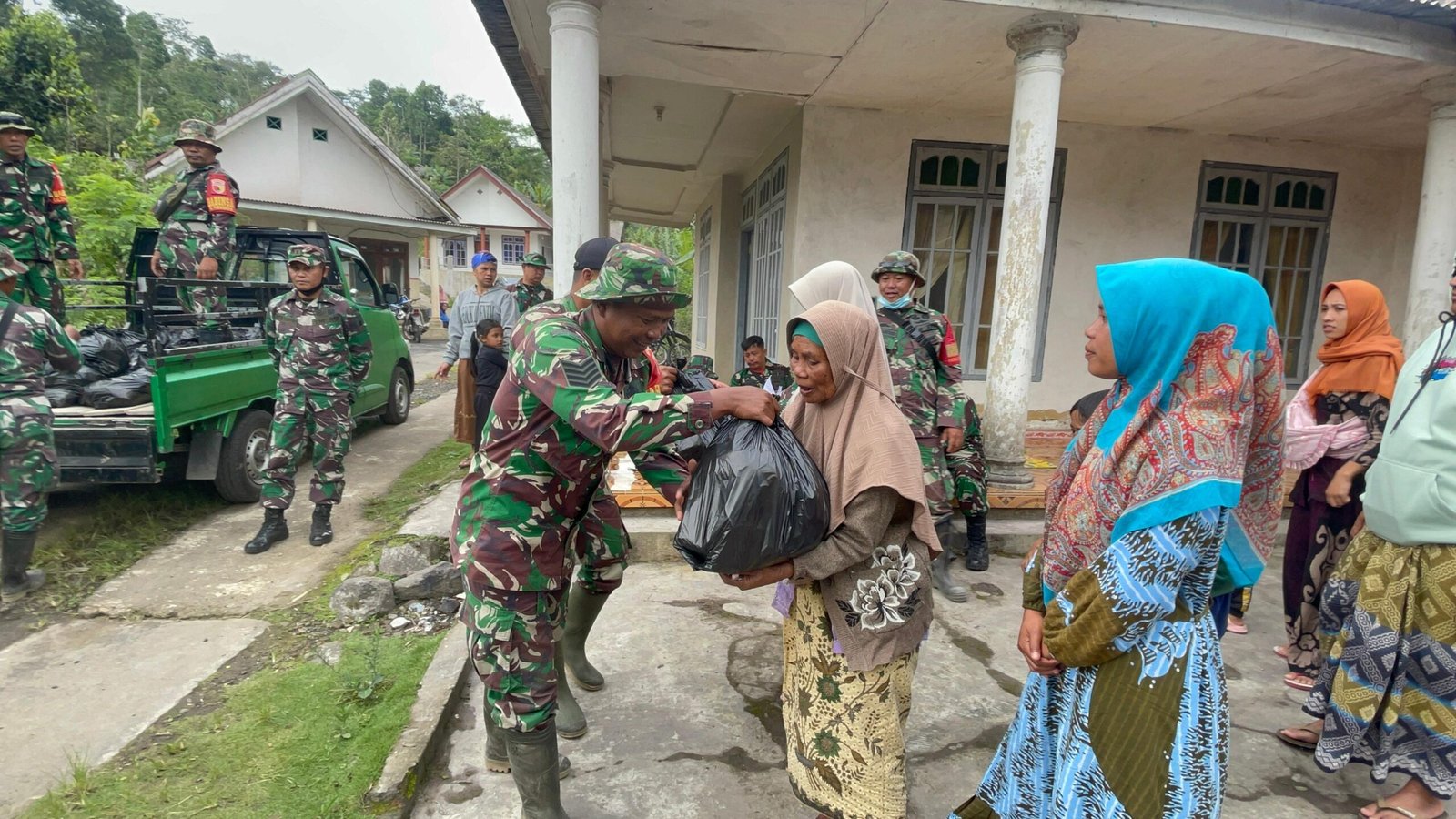 Kodim 0821 Bersama Polkes dan Kesdam V/Brawijaya Gelar Pemeriksaan Kesehatan serta Edukasi Kebencanaan di Supiturang