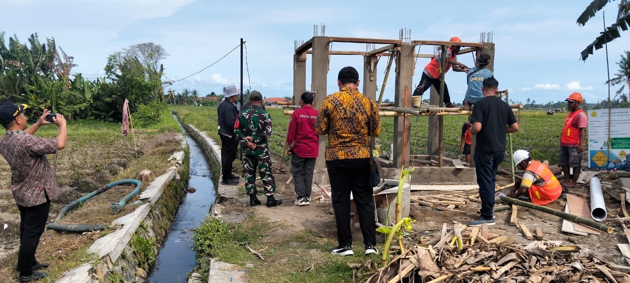 Babinsa Koramil Rogojampi Dampingi Monitoring Monev Dirjen Kementerian Pertanian pada Program Oplah Non Rawa di Desa Badean