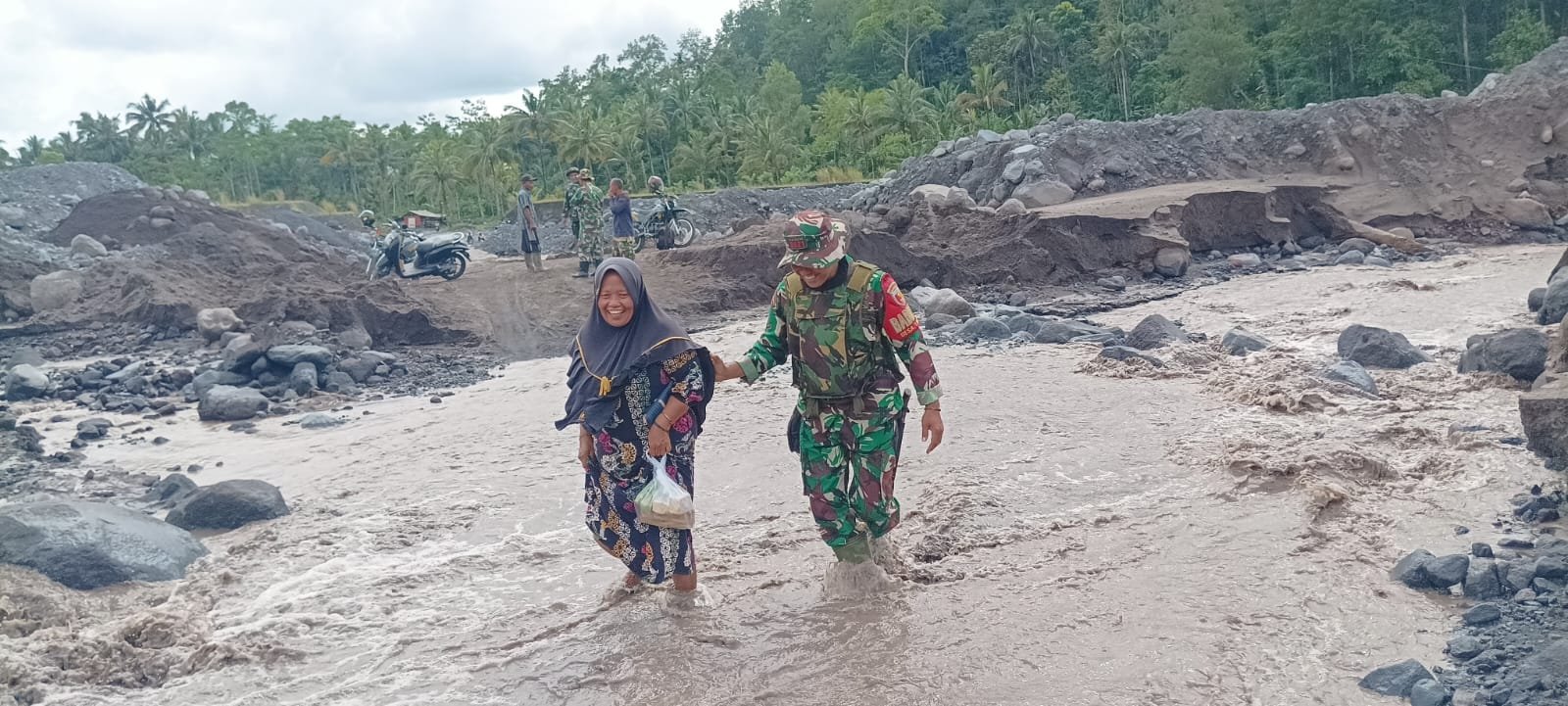 TNI Lumajang Tingkatkan Layanan Kemanusiaan: Bantu Warga Melintasi Aliran Lahar Dingin Semeru