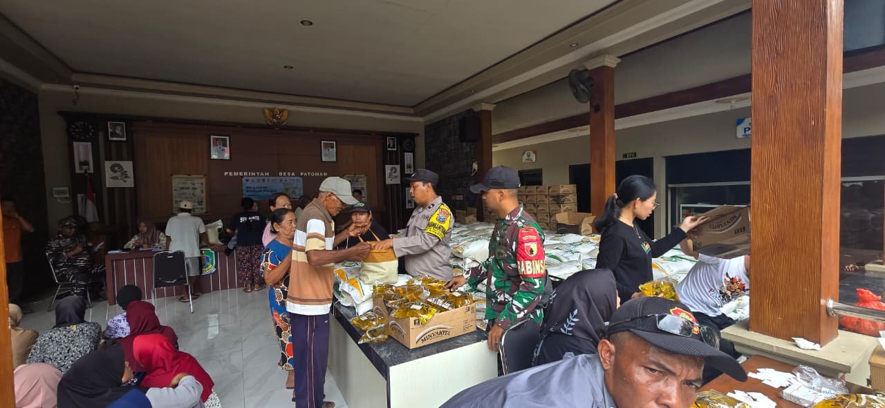 Wujudkan Stabilitas Pangan, Babinsa Koramil Rogojampi Dampingi Penyaluran Bantuan Pangan