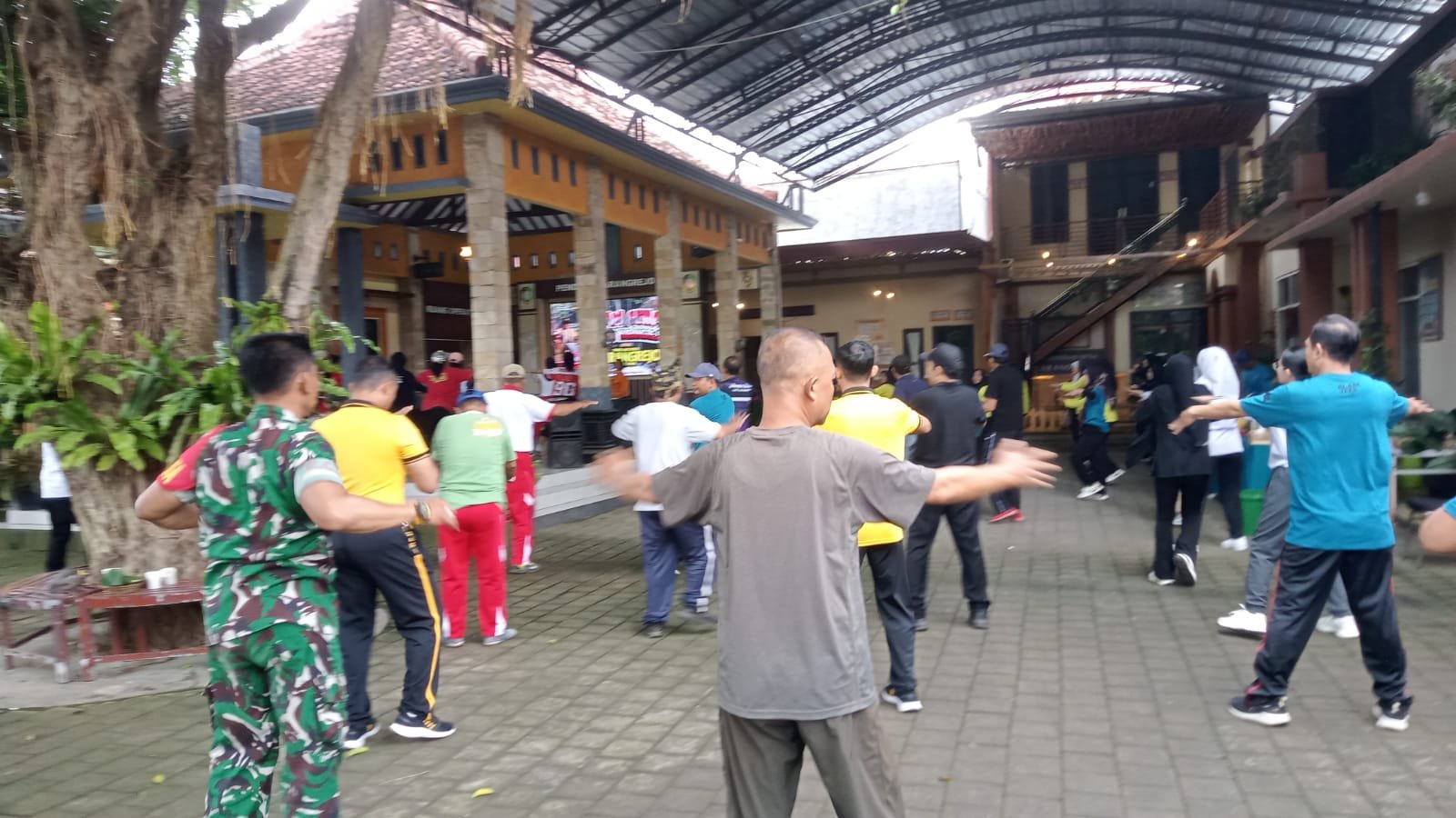 Babinsa Rogojampi Ikuti Senam Sehat Pemdes Karangrejo dalam Rangka HUT Ke-25 Desa Karangrejo