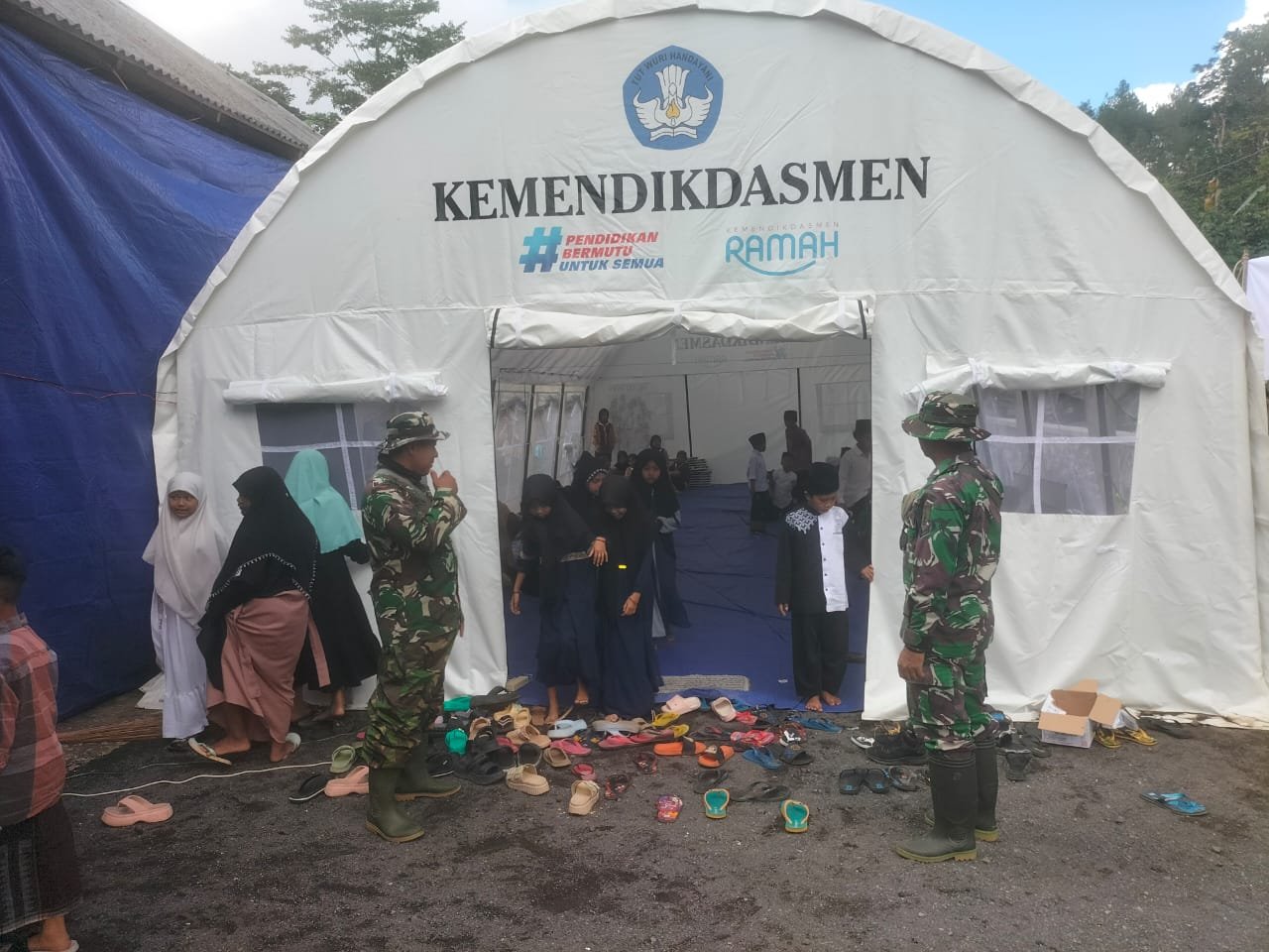 TNI Tetap Hadir: Monitoring Belajar Siswa Korban Erupsi Semeru di Tenda Darurat