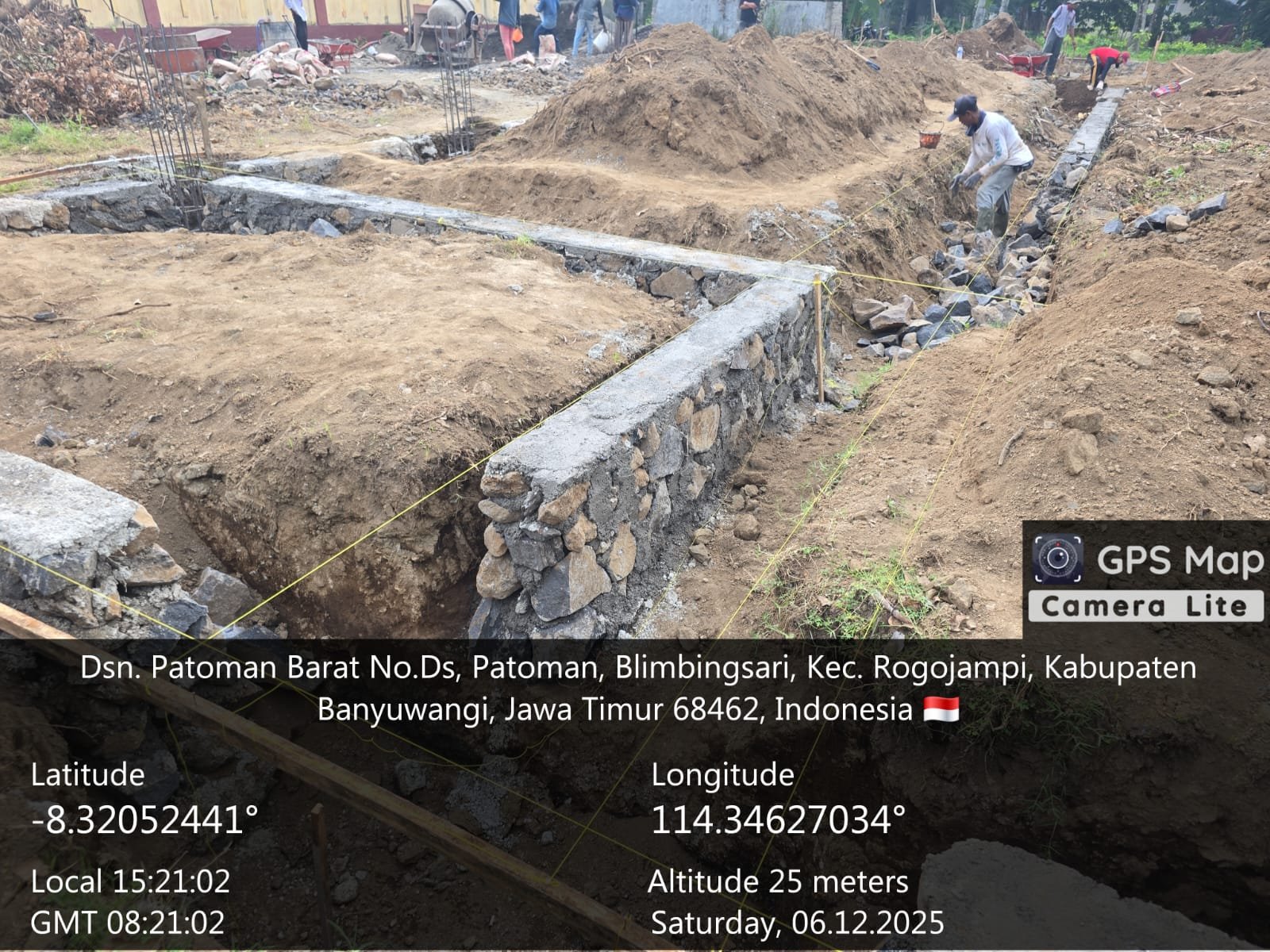 Sinergi Kuat TNI-Rakyat: Babinsa Rogojampi Dampingi Pengecoran Pondasi Koperasi Merah Putih di Desa Patoman