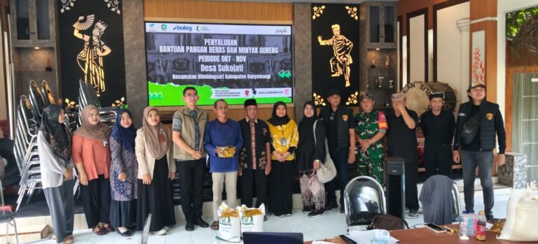 Babinsa Koramil Rogojampi Dampingi Penyaluran Bantuan Pangan kepada 253 KPM di Balai Desa Sukojati