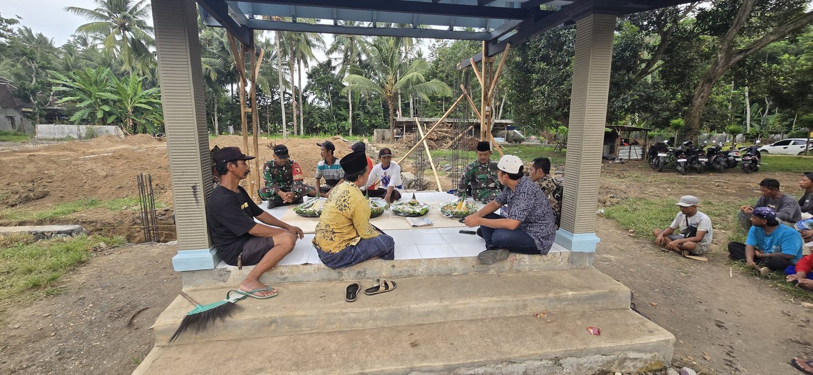 Bati Tuud Koramil Rogojampi Hadiri Syukuran Pembangunan Koperasi Merah Putih Desa Patoman