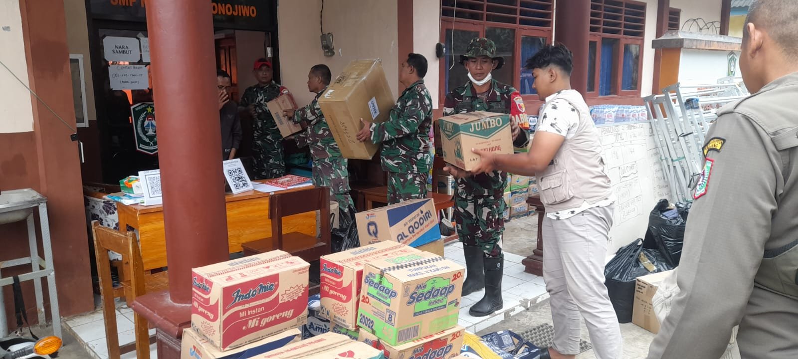 TNI Hadir Mengalirkan Harapan: Kodim 0821 Perkuat Sistem Penerimaan Bantuan di Pronojiwo