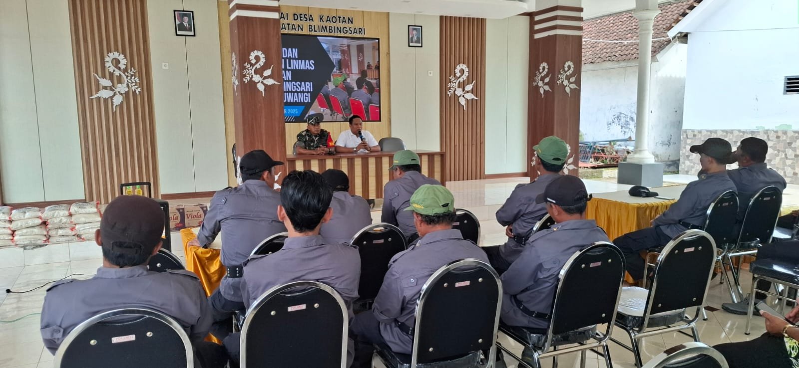 Babinsa Rogojampi Berikan Pelatihan dan Pembinaan Linmas untuk Tingkatkan Kesiapsiagaan Desa