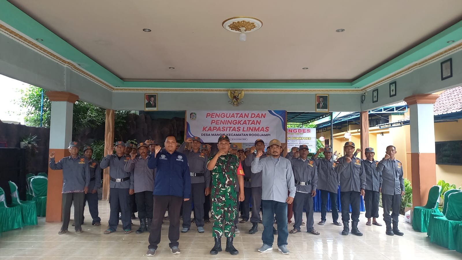 Babinsa Rogojampi Berikan Pembinaan dan Pelatihan PBB pada Kegiatan Bimtek Penguatan Linmas