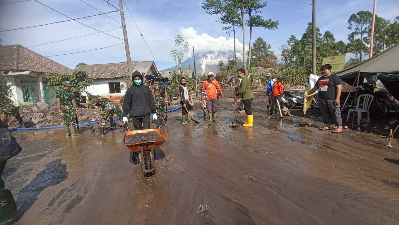 Personel Gabungan TNI, BPBD, dan Relawan Kerahkan Kekuatan Bersihkan Jalan Tertimbun Material Vulkanik Semeru.