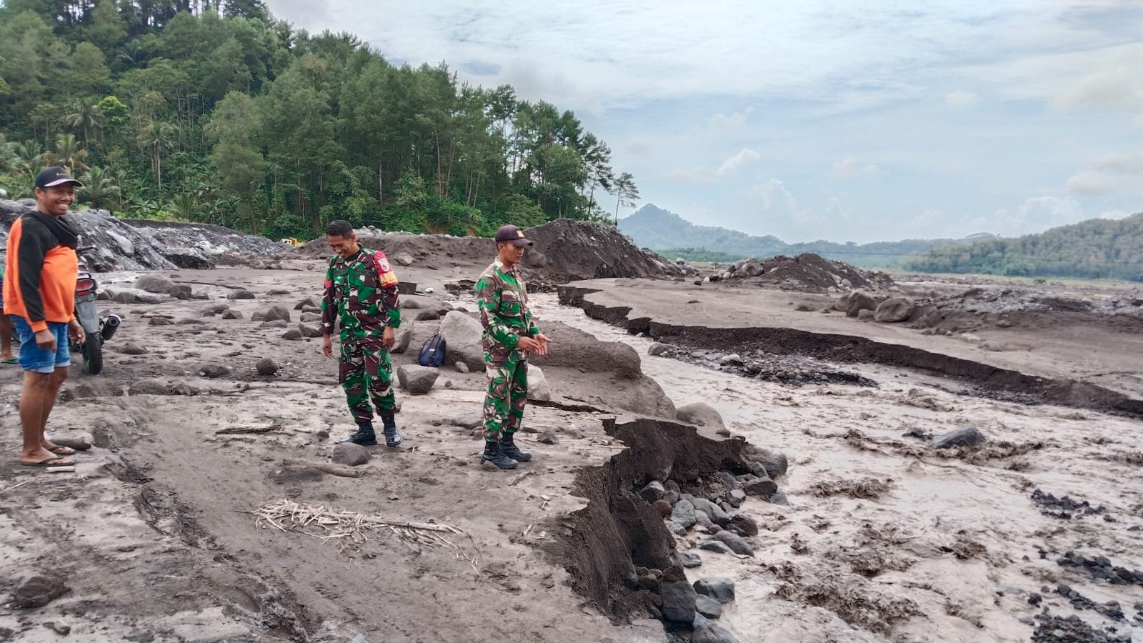 Personel Kodim 0821 Disiagakan di Jembatan Limpas Sumber Langsep untuk Pengamanan dan Bantu Aktivitas Warga.