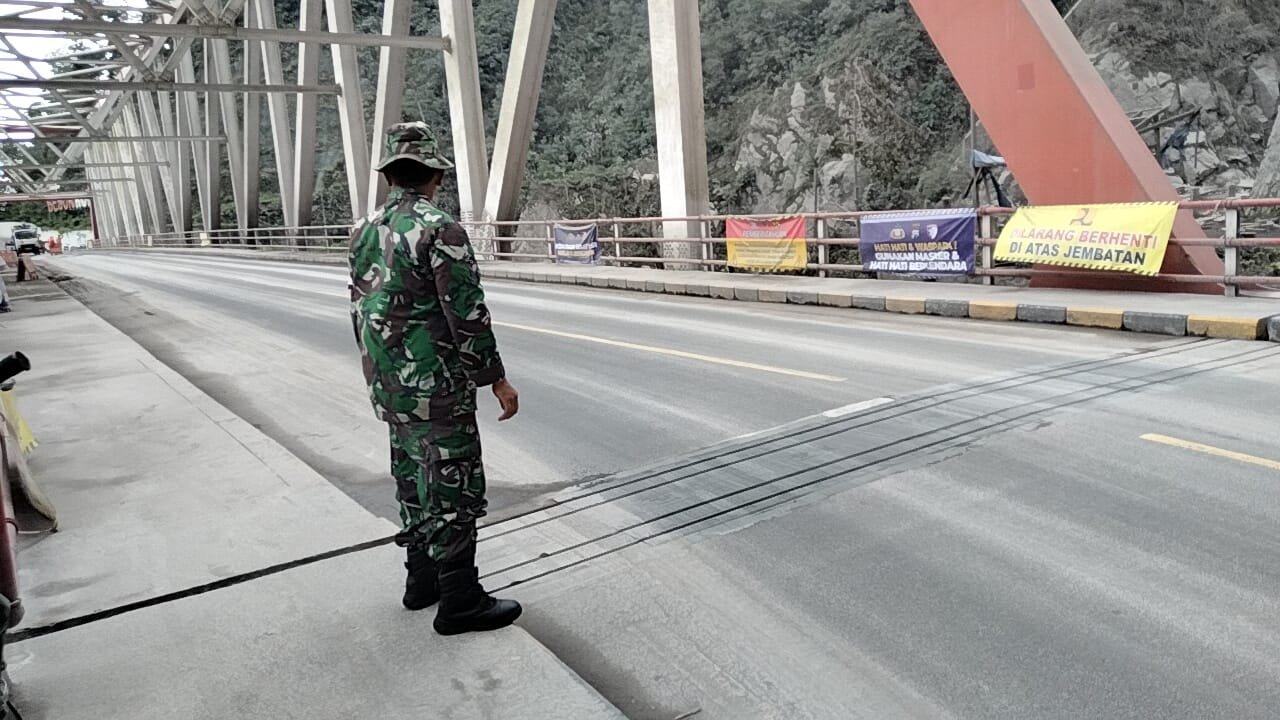 Personel Kodim 0821 Perketat Penyekatan dan Bantu Kelancaran Lalin di Jembatan Besuk Kobokan Pasca Erupsi Semeru