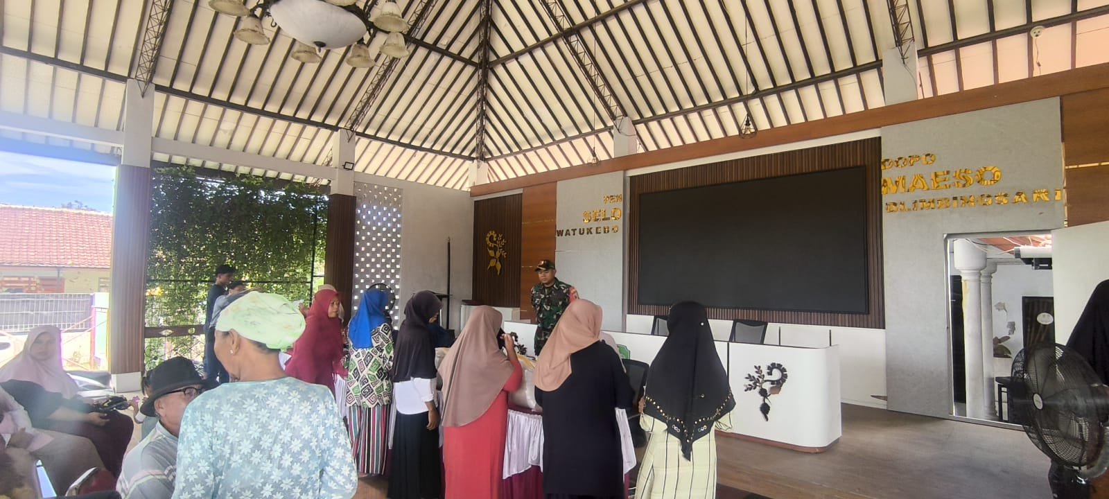 Babinsa Watukebo Dampingi Penyaluran Bantuan Pangan Beras dan Minyak Goreng kepada 847 KPM