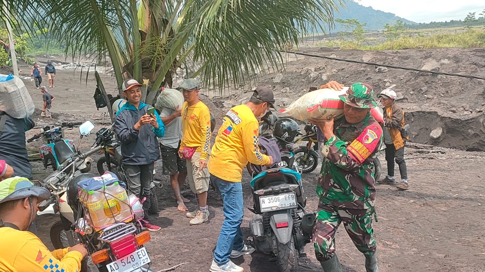 Babinsa Sumberwuluh dan Relawan Gerak Cepat Salurkan Logistik ke Warga Terdampak Lahar Dingin Semeru