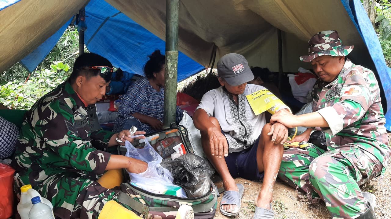 Pelayanan Medis: Polkes 05.09.02 Lumajang Tangani Keluhan Kesehatan Warga Pengungsi Lahar Dingin Semeru