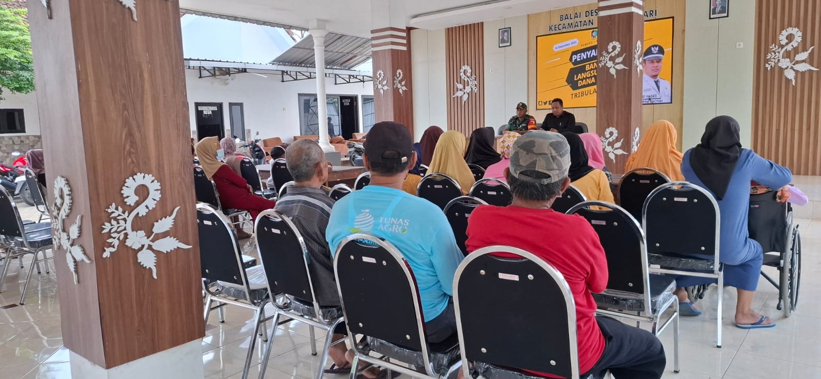 Babinsa Koramil Rogojampi Dampingi Penyaluran BLT DD Triwulan III dan IV di Desa Kaotan