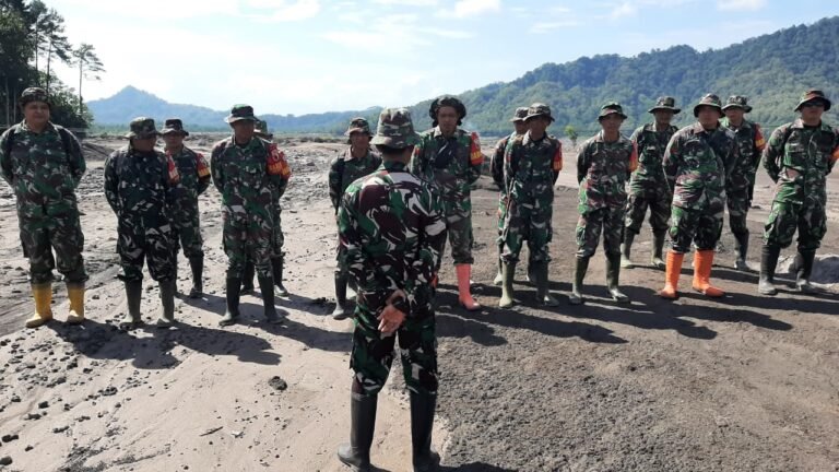 Bati Tuud Koramil 0821-09 Candipuro Pimpin Apel Siaga Bencana di Lokasi Terdampak Dusun Sumberlansep