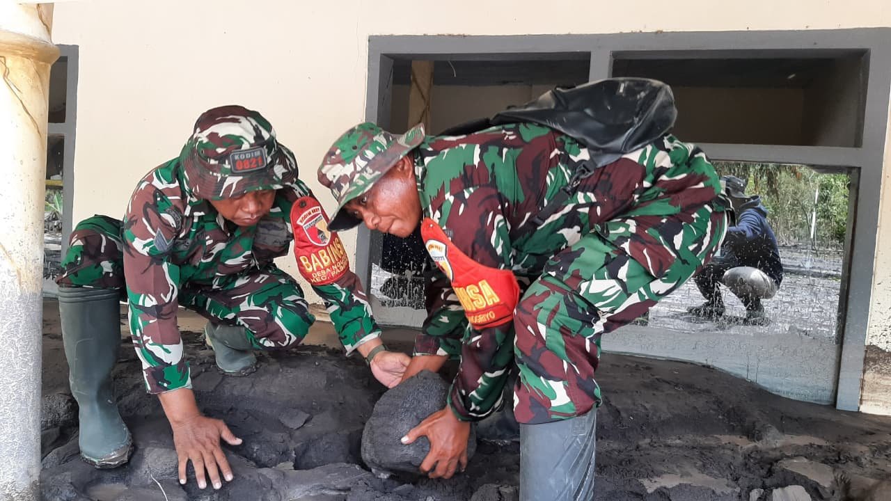 Personel Koramil Tekung Lakukan Pengecekan dan Pembersihan Rumah Warga Terdampak Lahar Dingin Semeru.