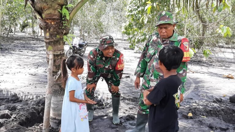 TNI Lumajang Beri Penguatan Mental untuk Anak-Anak Terdampak Lahar Semeru di Jugosari