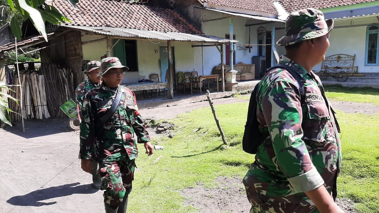 Bangun Ketahanan Psikologis, TNI Kodim 0821 Sambangi Warga Sumberlangsep Yang tidak Terdampak