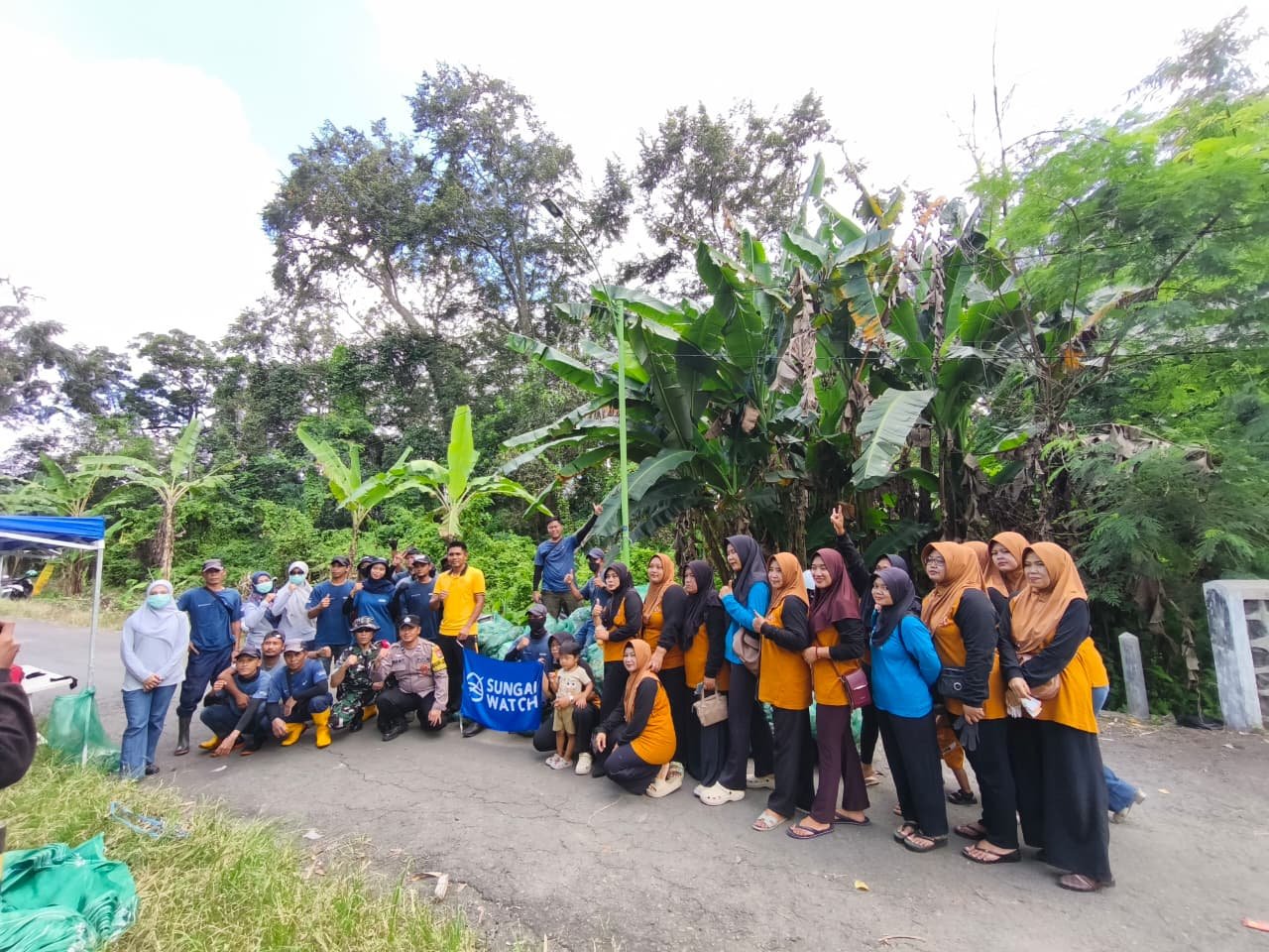 Babinsa Rogojampi Bersama Sungai Watch Gelar Clean Up Sungai untuk Jaga Kebersihan Lingkungan