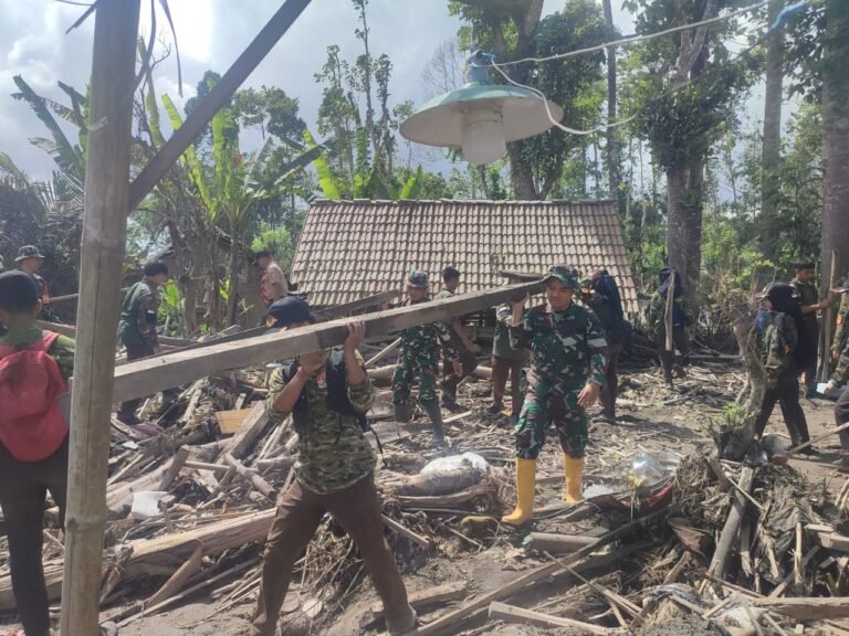Gandeng Saka Wira Pramuka, Personel TNI Lumajang Bersihkan Puing Rumah Warga Terdampak Lahar Dingin Semeru