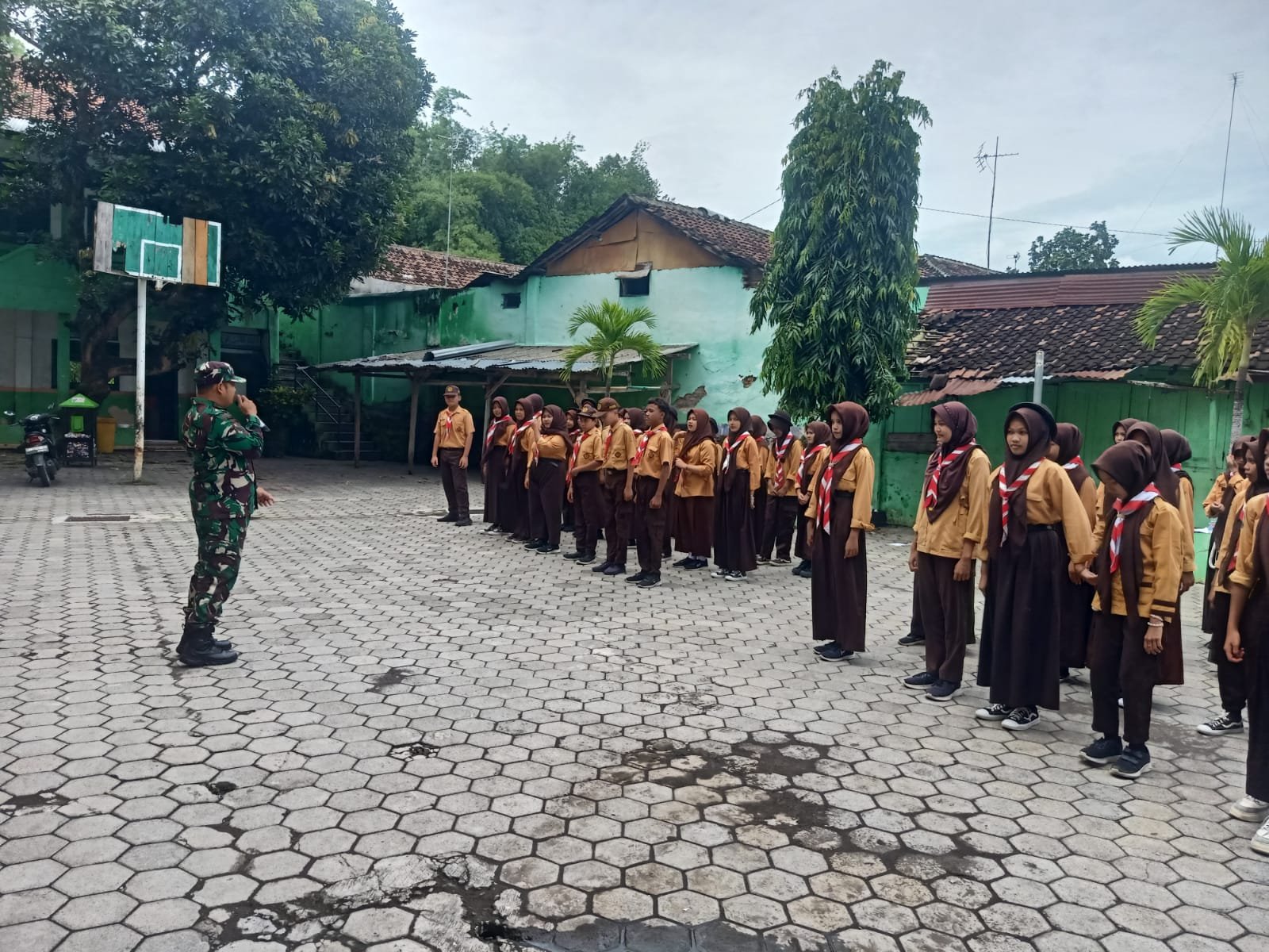 Babinsa Koramil Rogojampi Berikan Materi LDKS PBB dan Bela Negara di MTs Rogojampi