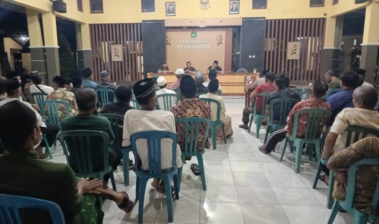 Babinsa Desa Bubuk Laksanakan Pendampingan Penyaluran Insentif RT/RW dan Linmas