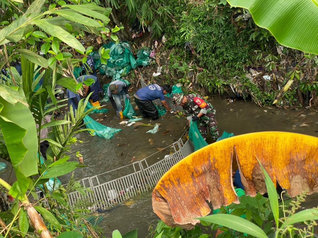 Sinergi Tanpa Batas: Babinsa Mangir, Sungai Watch, dan Warga Bersihkan Dam Pringgodani dari Sampah