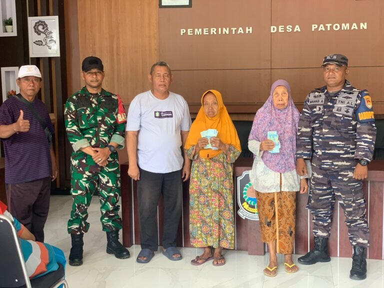 Babinsa Desa Patoman Dampingi Penyaluran BLT-DD Triwulan IV, Pastikan Berjalan Aman dan Tertib