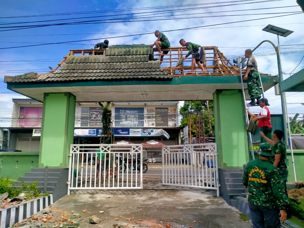 Perkokoh Identitas Satuan, Danramil Rogojampi Pimpin Renovasi Gapura Makoramil