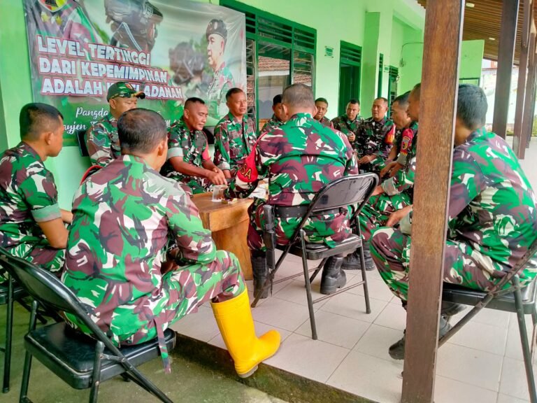 Danramil 0825/12 Rogojampi Gelar Ngopi dan Gesah Bareng untuk Perkuat Kebersamaan Prajurit