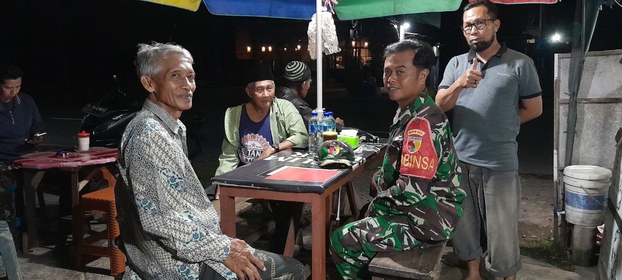 Tingkatkan Keamanan Desa, Babinsa Lemahbangdewo Laksanakan Komsos dan Patroli Wilayah