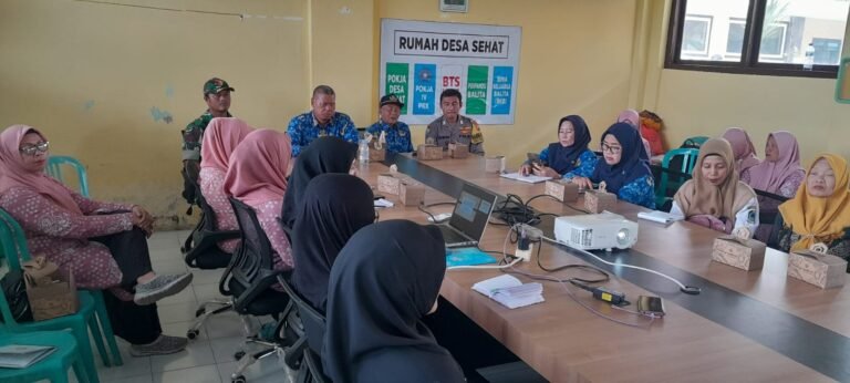 Pastikan Layanan Kesehatan Optimal, Babinsa Lemahbangdewo Dampingi Monitoring UPKD di Wilayah Binaan