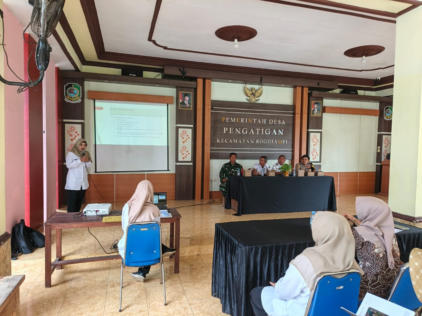 Wujudkan Masyarakat Sehat, Babinsa Pengatigan Dampingi Sosialisasi Intervensi Siklus Hidup dari PKM Gitik