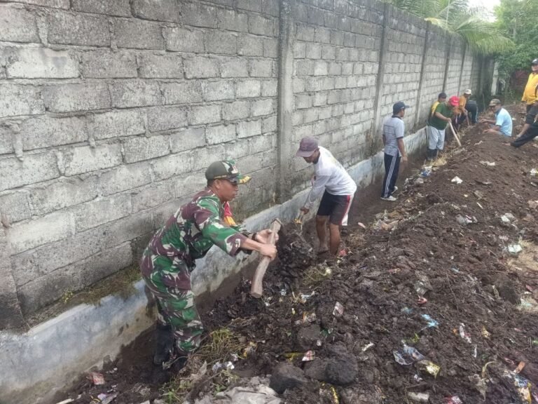 Wujudkan Lingkungan Sehat, Babinsa Koramil Rogojampi Ajak Warga Gotong Royong Membersihkan Jalan Desa