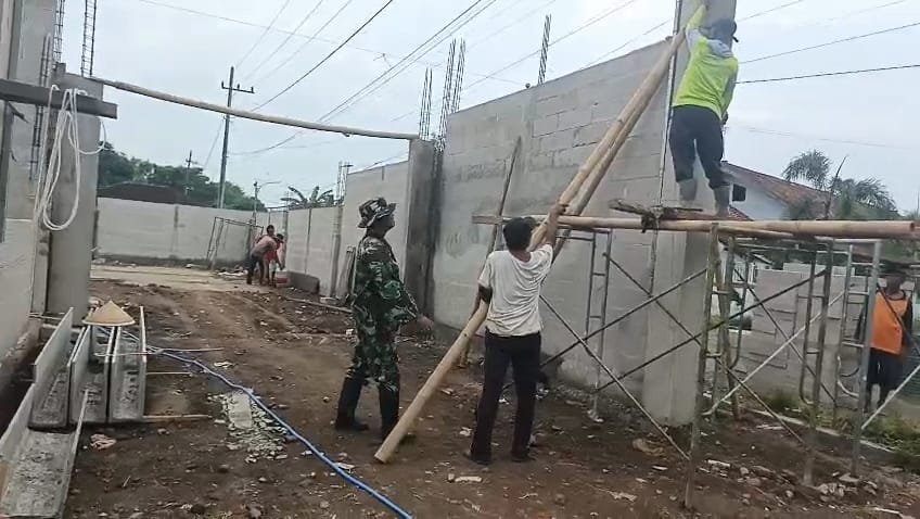 Pastikan Kelancaran Program, Babinsa Koramil Rogojampi Kawal Pembangunan KDKMP di Desa Kaotan