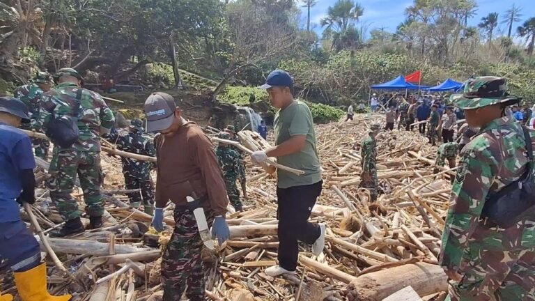 Sentuhan Tangan Rakyat dan TNI Pulihkan Wajah Pantai Pancur