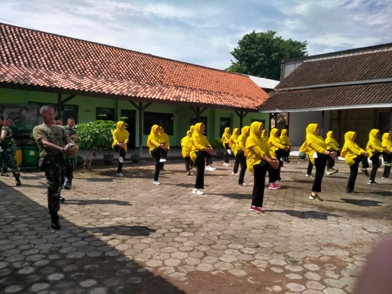Pererat Silaturahmi, Persit KCK Ranting 13 Rogojampi Gelar Senam Bersama di Makoramil