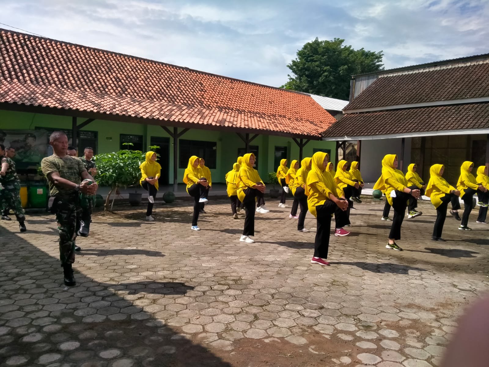 Pererat Silaturahmi, Persit KCK Ranting 13 Rogojampi Gelar Senam Bersama di Makoramil