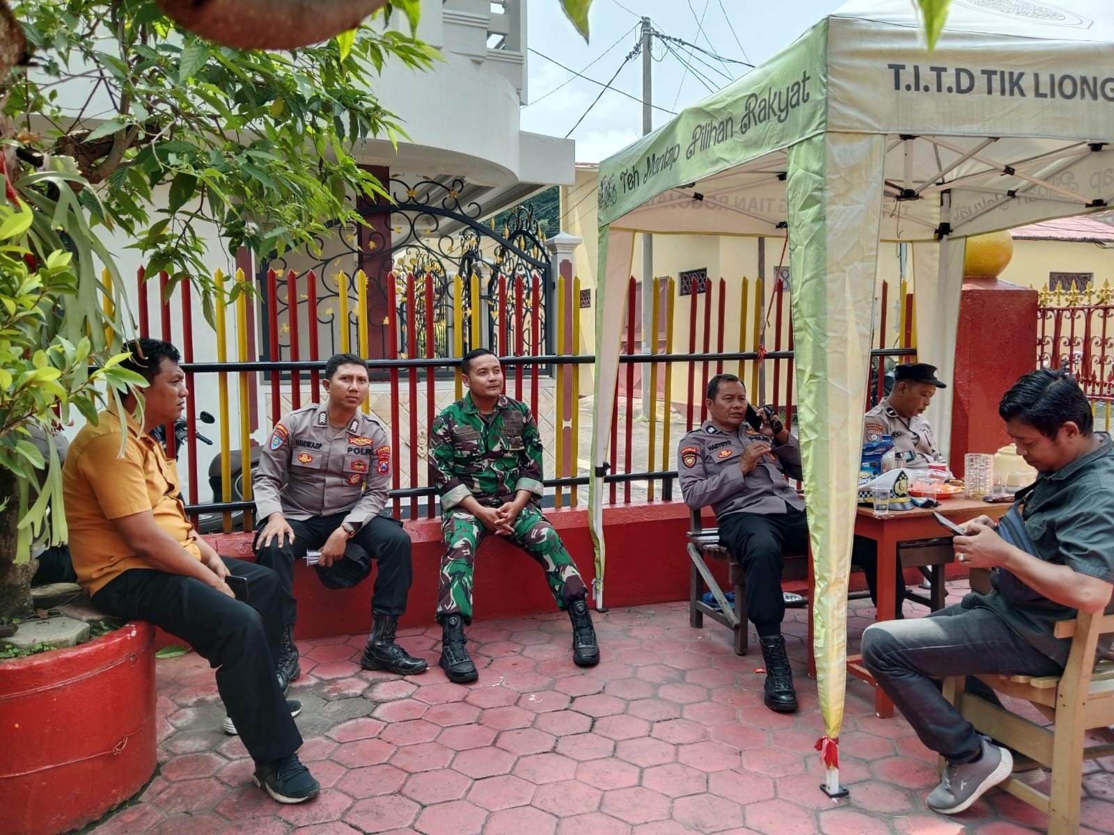 Pastikan Keamanan Perayaan Imlek 2577, Babinsa Koramil Rogojampi Kawal Sembahyang di Klenteng Tik Liong Tian