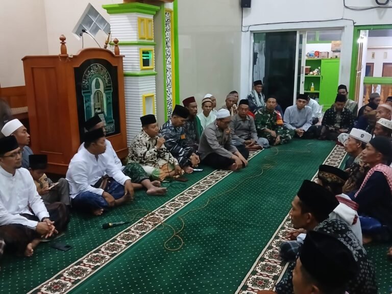 Perkuat Silaturahmi, Babinsa Koramil Rogojampi Hadiri Safari Ramadhan dan Santunan di Desa Sukojati