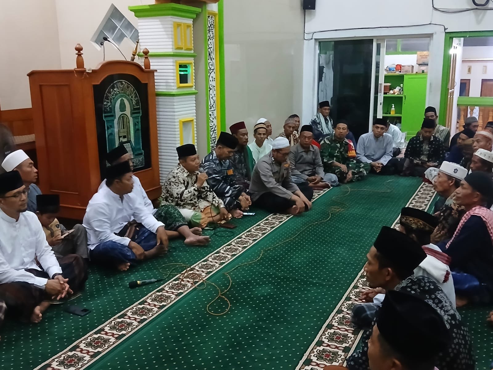 Perkuat Silaturahmi, Babinsa Koramil Rogojampi Hadiri Safari Ramadhan dan Santunan di Desa Sukojati