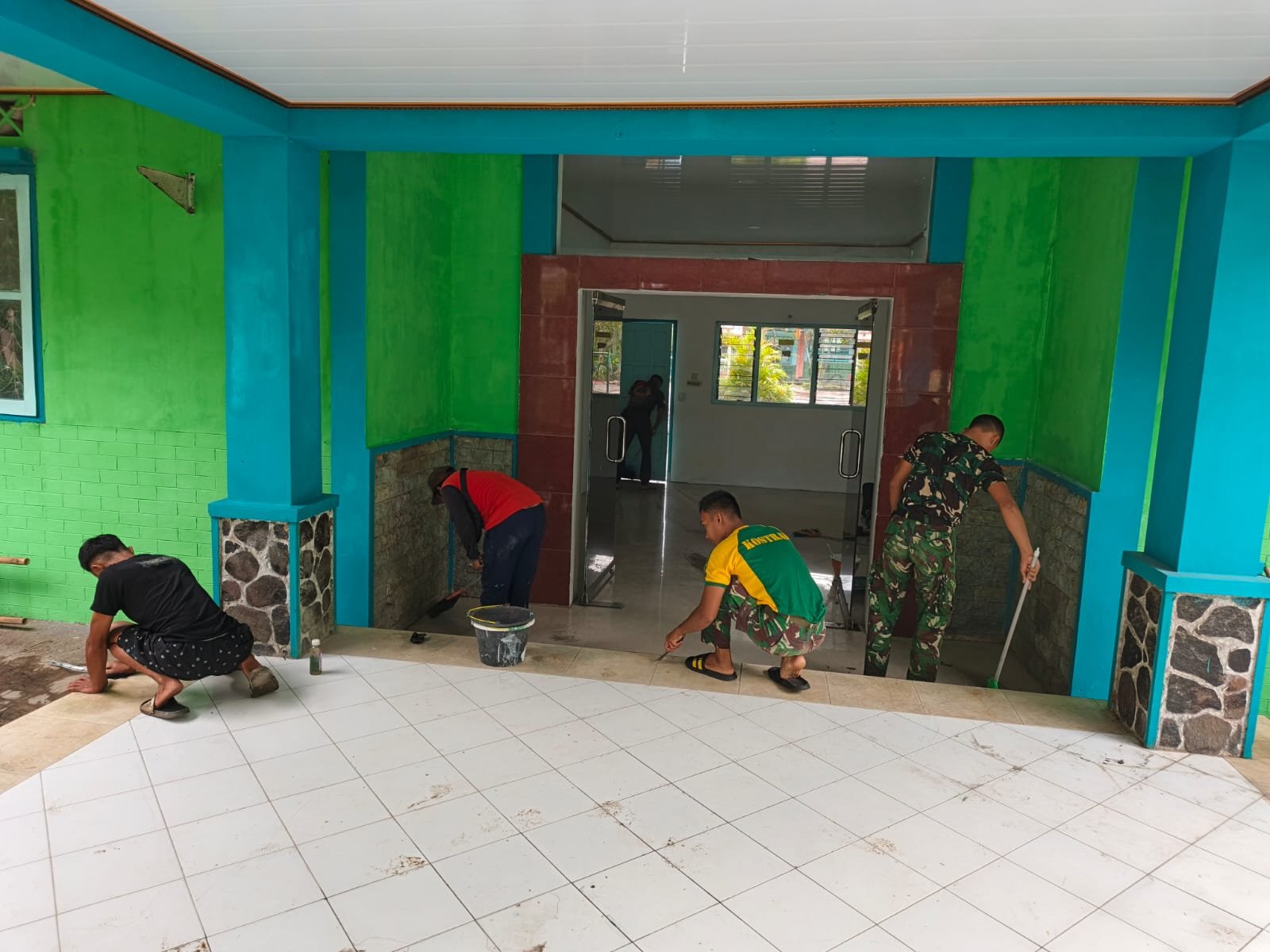 Dari Noda Cat ke Lantai Mengkilap, Dedikasi TMMD Kodim Pasuruan untuk Generasi Muda