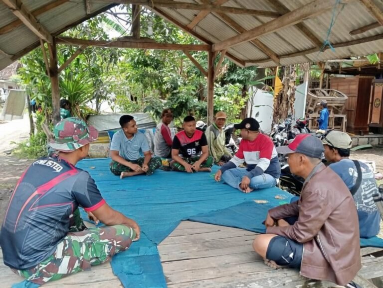 Obrolan di Terpal Biru, Saat Prajurit TMMD Duduk Sejajar dengan Warga