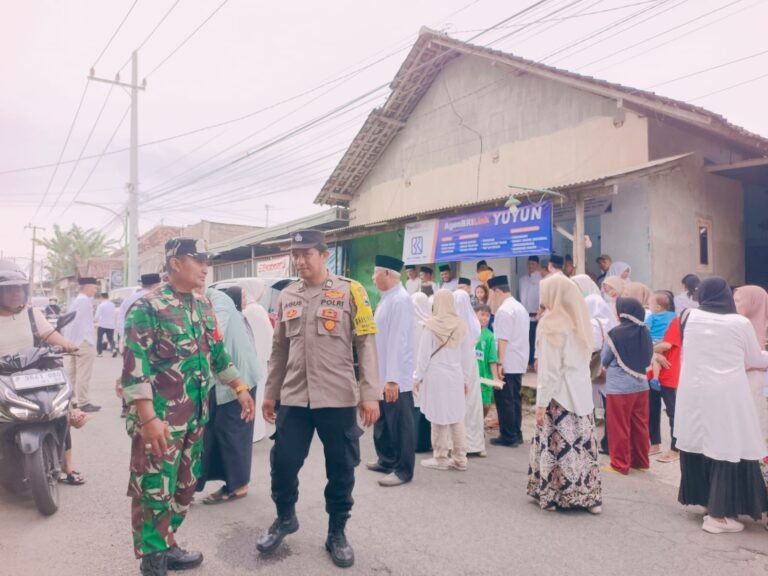 Pastikan Pendidikan Inklusif, Babinsa Dampingi Bupati Banyuwangi Kunjungi Anak Disabilitas di Desa Kedaleman