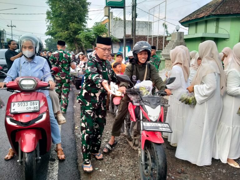 Sambut Ramadhan, Koramil 0825/12 Rogojampi Bagikan Takjil Gratis bagi Pengguna Jalan