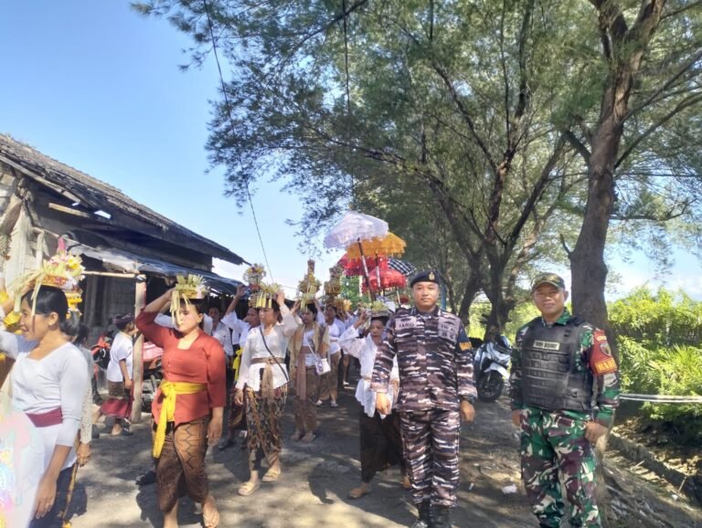 Babinsa Watukebo Hadiri Upacara Melasti, Pastikan Keamanan dan Khidmatnya Ibadah Warga