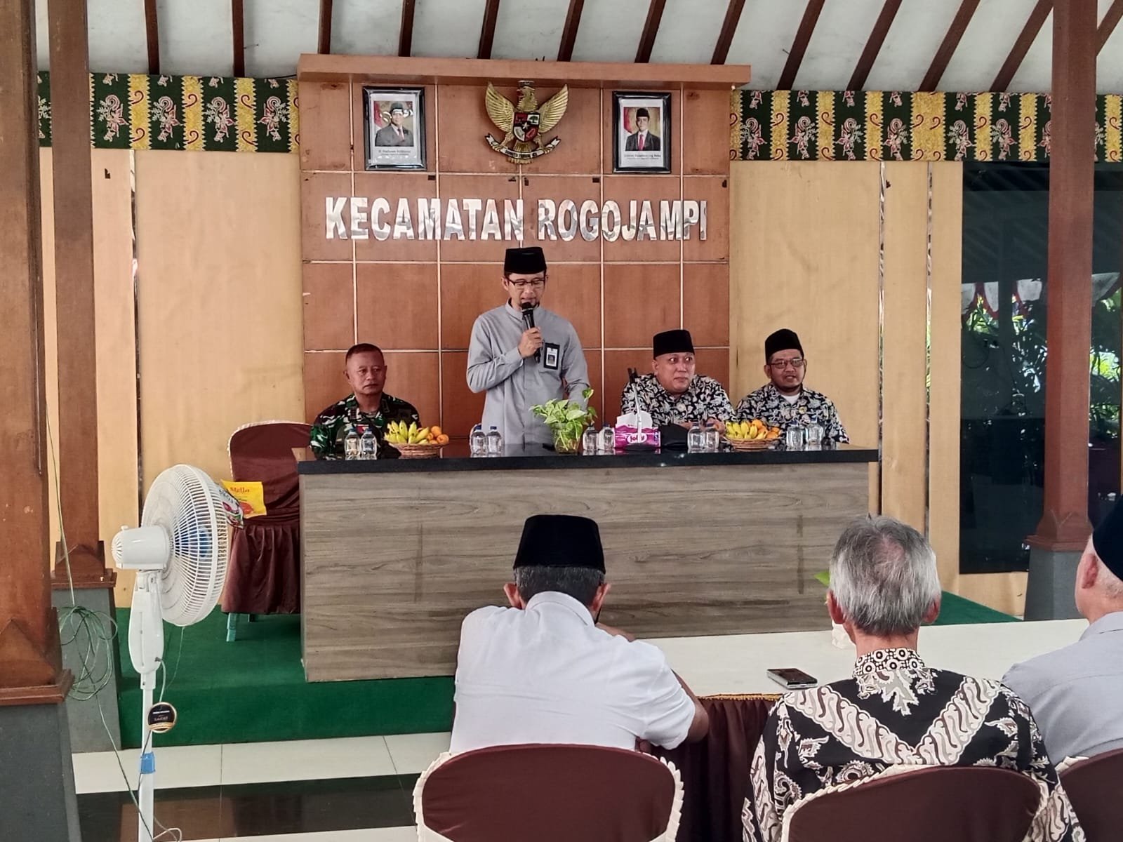 Sinergi Tanpa Batas: Babinsa Monitoring Giat Silaturahim Lintas Sektoral di Aula Kecamatan Rogojampi
