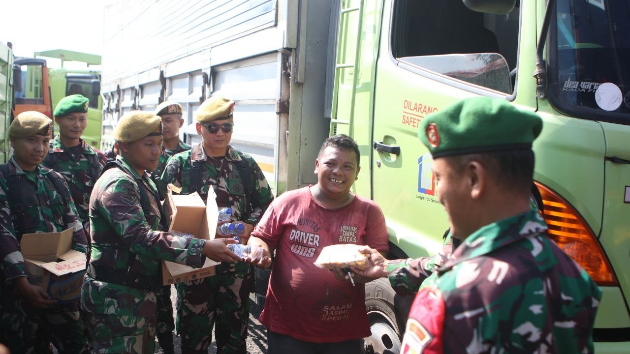 Senyum Haru Para Supir di Ketapang: Aksi Tulus Personel Kodim 0825 Banyuwangi Bikin Sopir Truk Merasa Diperhatikan