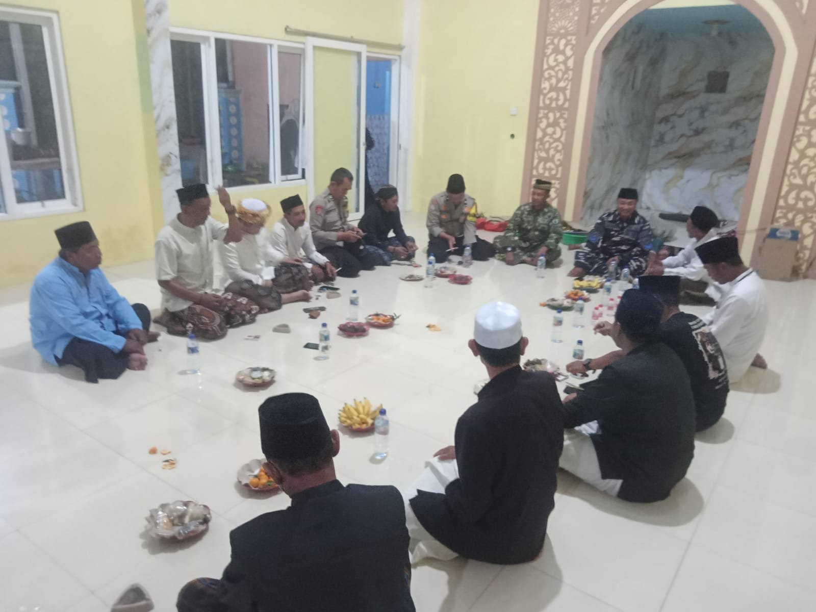 Babinsa Koramil Rogojampi Pantau Peresmian Mushola Sunan Kalijogo dan Halal Bihalal Dusun Jatisari